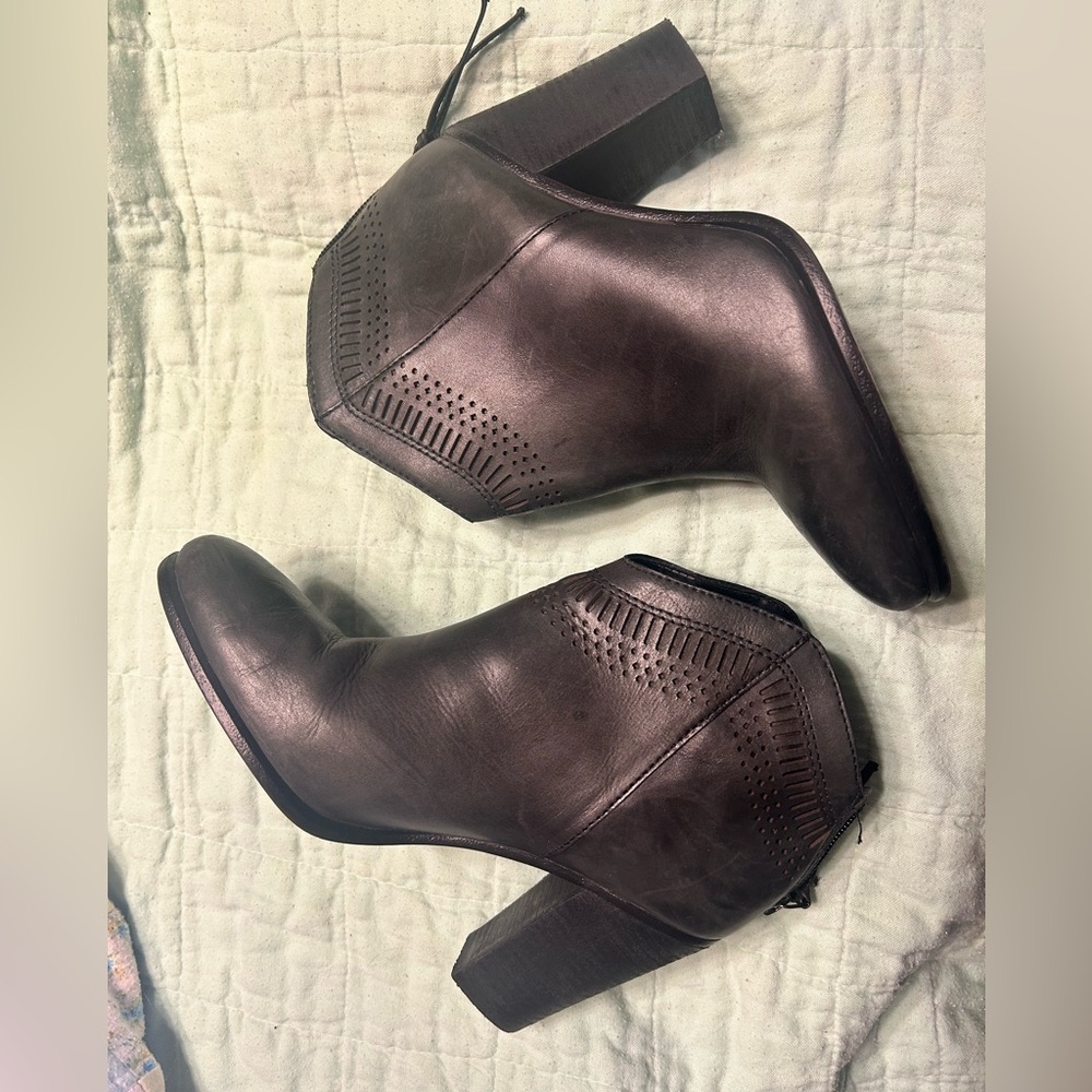 Vince Camuto Fetter Leather Black zip Laser Cut Ankle Heeled Boots 8.5 - Picture 2 of 6